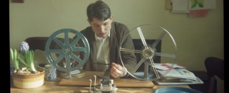 Person ved bord med komponenter af håndlavede elektroniske hjulformede genstande