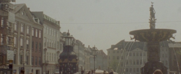 Fotografi af springvand i bymiljø