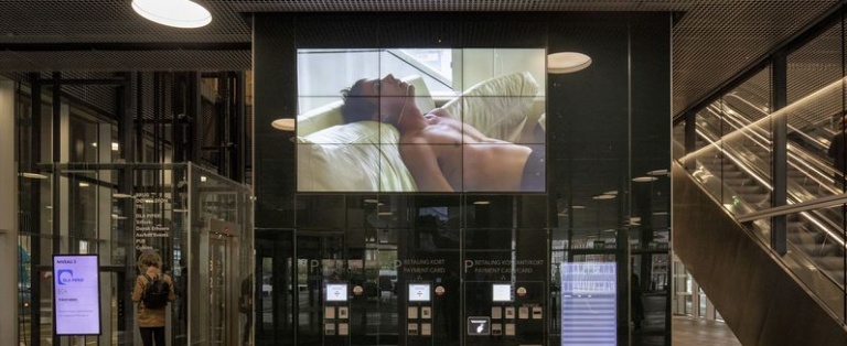 Videoværk installeret over betalingsautomater mellem elevatorskakt og rulletrapper