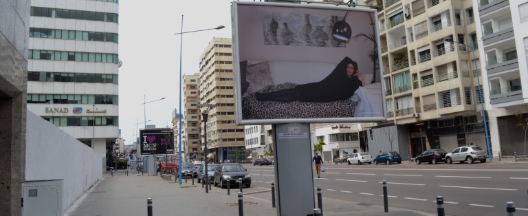 Kunstværk udstillet på Billboardplads ved bred vej i Casablanca