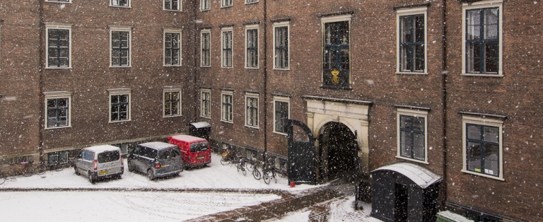 Port i en af fløjene af Charlottenborg slot i snevejr