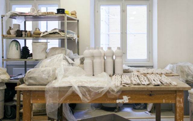 Keramiske genstande i reol og materialer på bord i Laboratoriet for Keramik