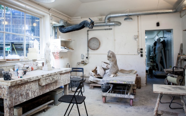 Redskaber og gipsfigurer på arbejdsborde i Laboratoriet for Gips