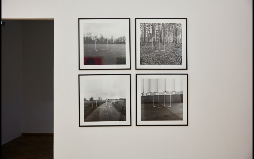 Kunstværk på væg i udstillingsrum på Kunsthal Charlottenborg