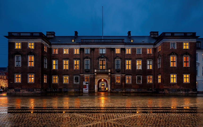 Kunstakademiets facade i tusmørke og lys i vinduerne