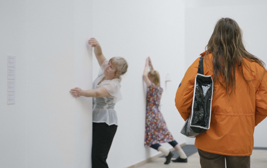 Billede af Marina Dubias performance the margins of my limit, Kunstakademiets Afgangsudstilling 2021, Kunsthal Charlottenborg