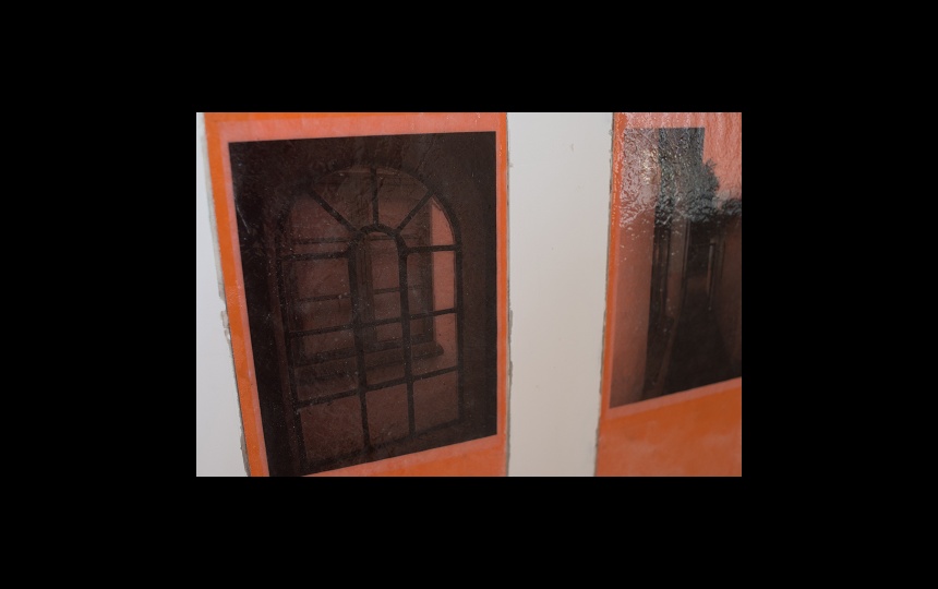 Kunstværker på væg i projektrum på Kunsthal 44Møen