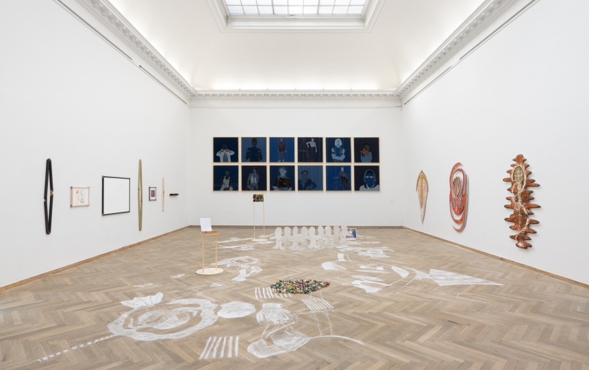 Installationsbillede med kunstværker fra Kunstakademiets afgangsudstilling 2023 på Kunsthal Charlottenborg