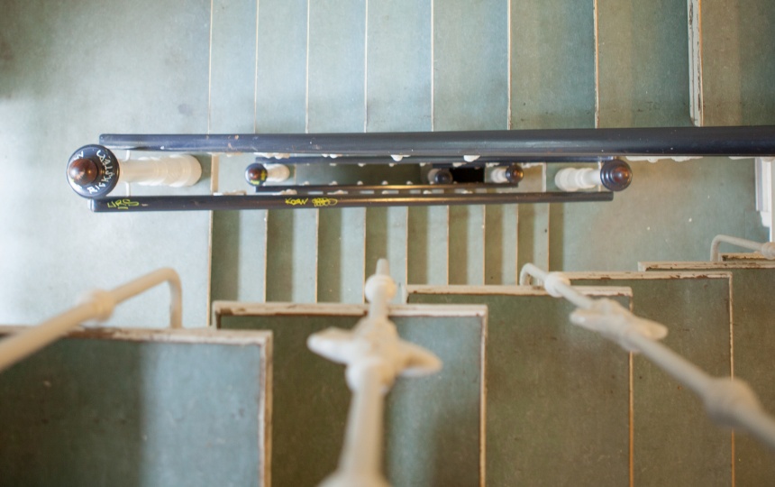 Trappetrin og gelænder på BFA-skolen