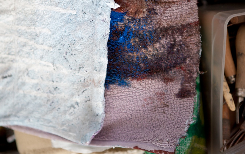 Håndklæde med maling på sig