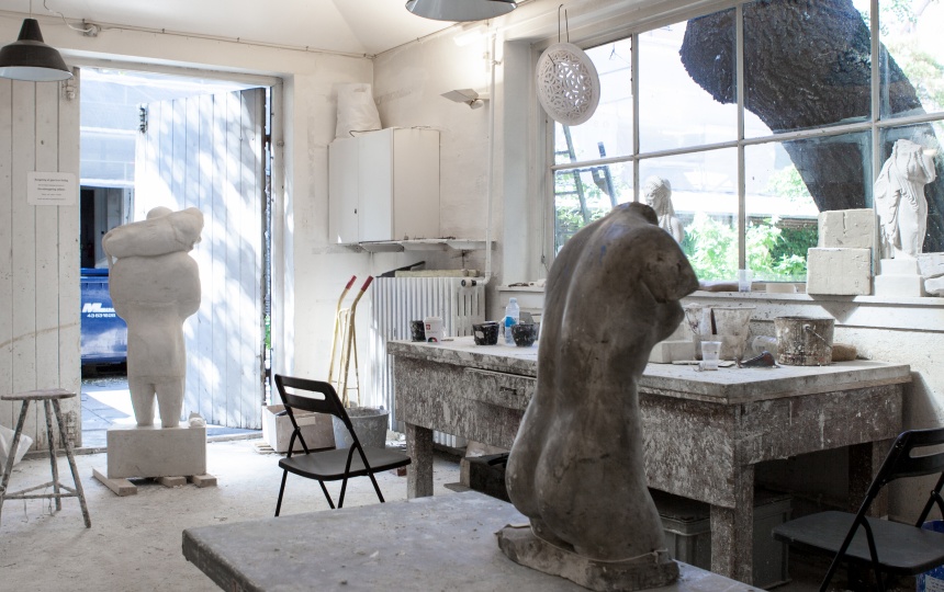 Gipsfigurer og redskaber i laboratoriet for Gips med kig ud til Billedhuggerhaven