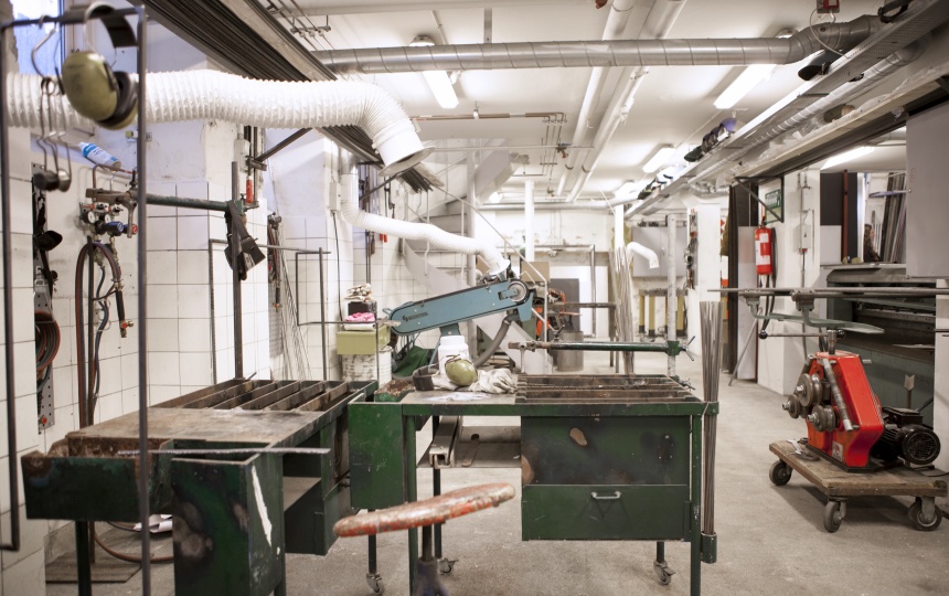 Arbejdsborde, maskiner og redskaber i Laboratoriet for Konstruktion