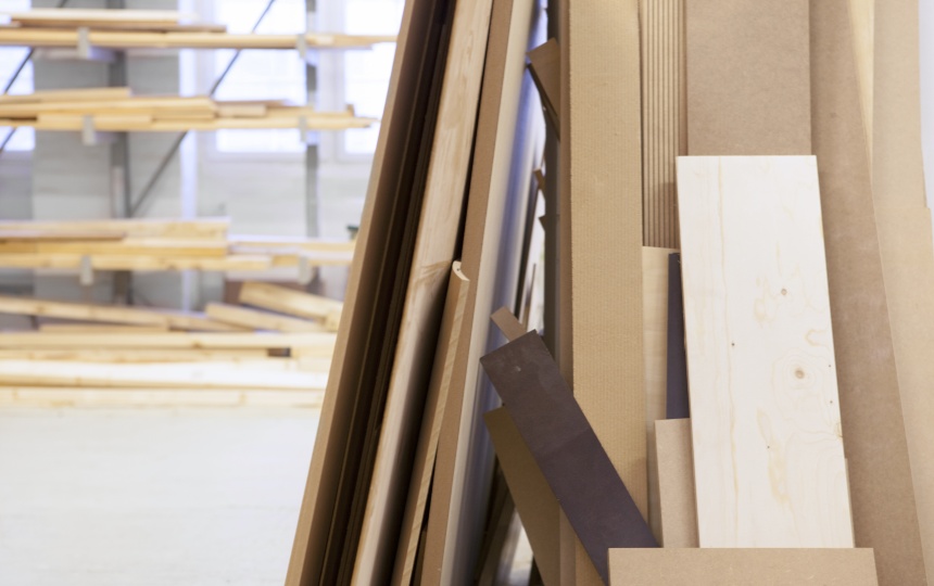 Store og små træplader i laboratoriet for træ