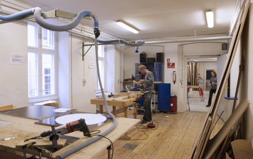 Studerende, der arbejder i laboratoriet for træ