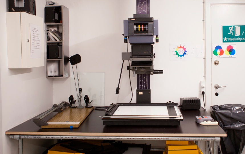 Redskaber og maskiner på laboratoriet for Fotografi