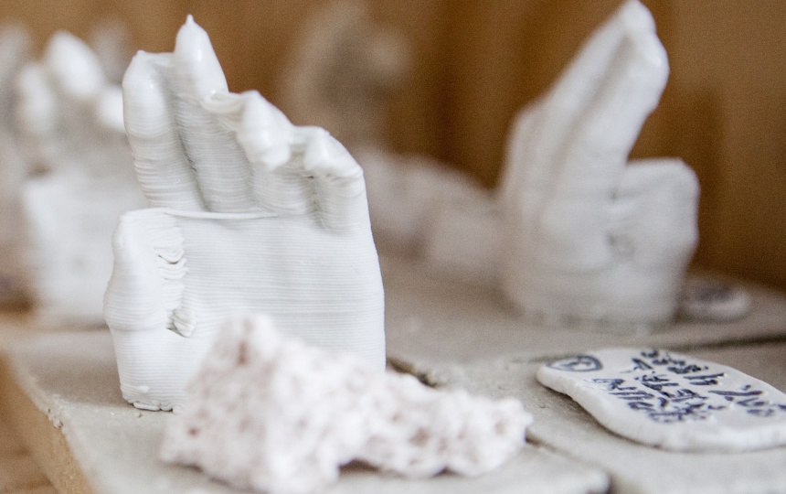 3D-printede figurer, der forestiller hænder