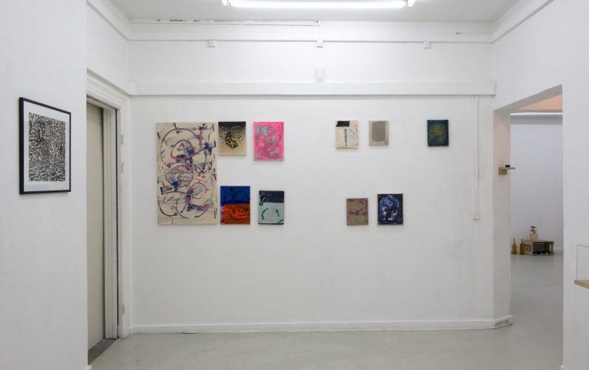 Kunstværker på en væg i Udstillingsstedet Q