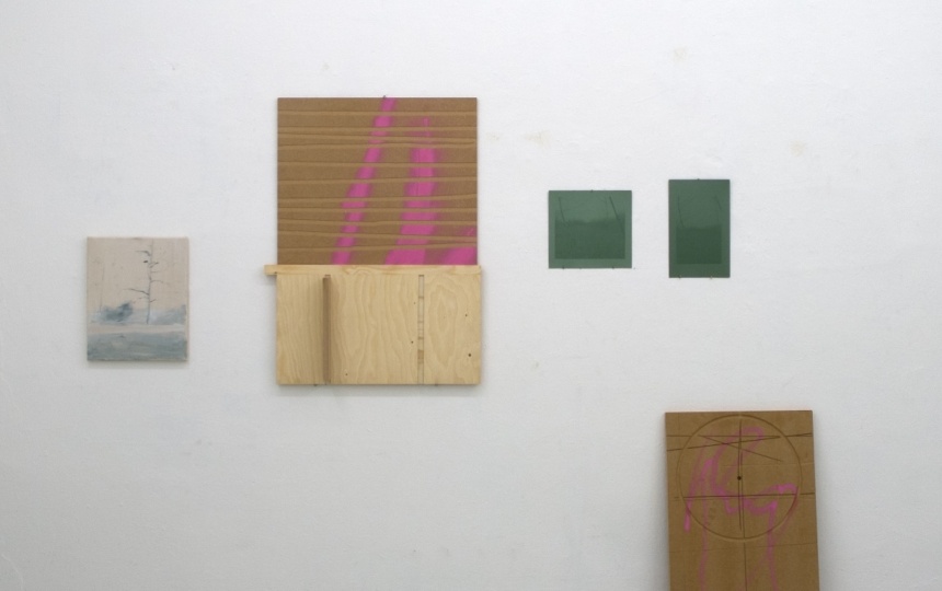 Kunstværker på væg og gulv i Udstillingsstedet Q