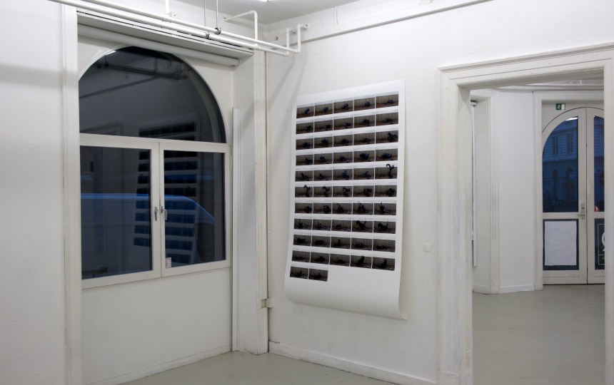 Kunstværk der hænger på væggen i Udstillingsstedet Q