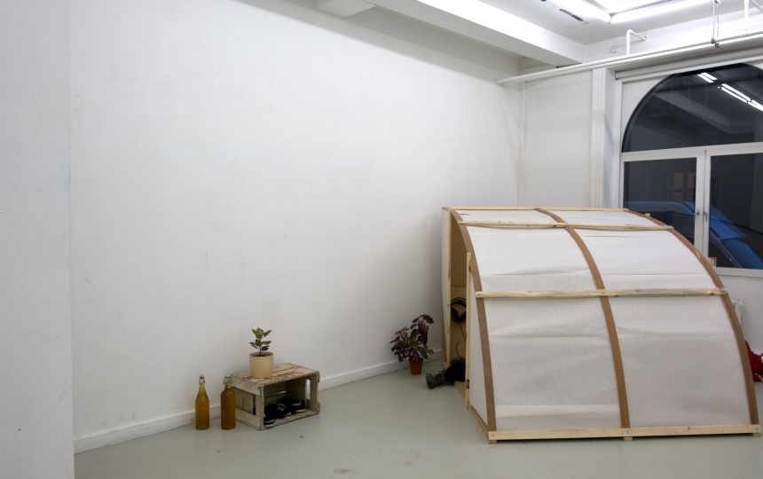 Kunstværk installeret i et hjørne lokale i Udstillingsstedet Q