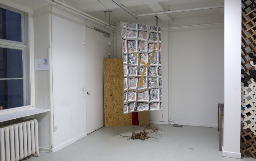 Kunstværk installeret i et hjørne lokale i Udstillingsstedet Q