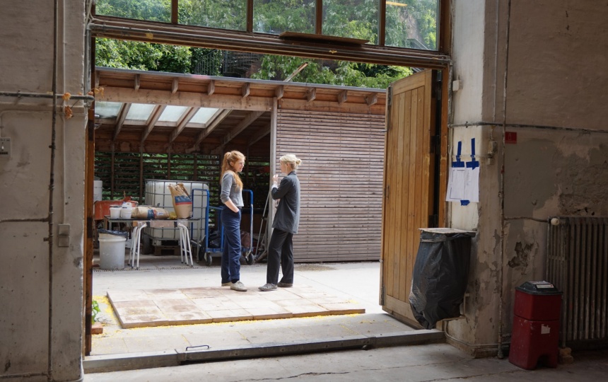 To studerende i Billedhuggerhaven uden foran værksted